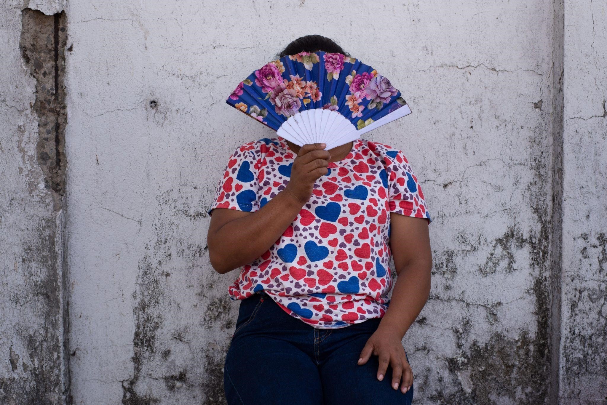  Zaira, una de las mujeres migrantes de Honduras que se encuentra en Tapachula en espera de arreglar su documentación y de esa forma no volver a su lugar de origen, de donde huyó debido a la violencia de las pandillas. Foto/ Lissette Lemus 